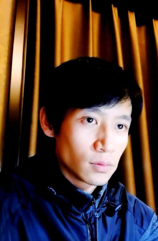 魏晨婚后瘦削亮相引发关注，明星减肥现象成热议