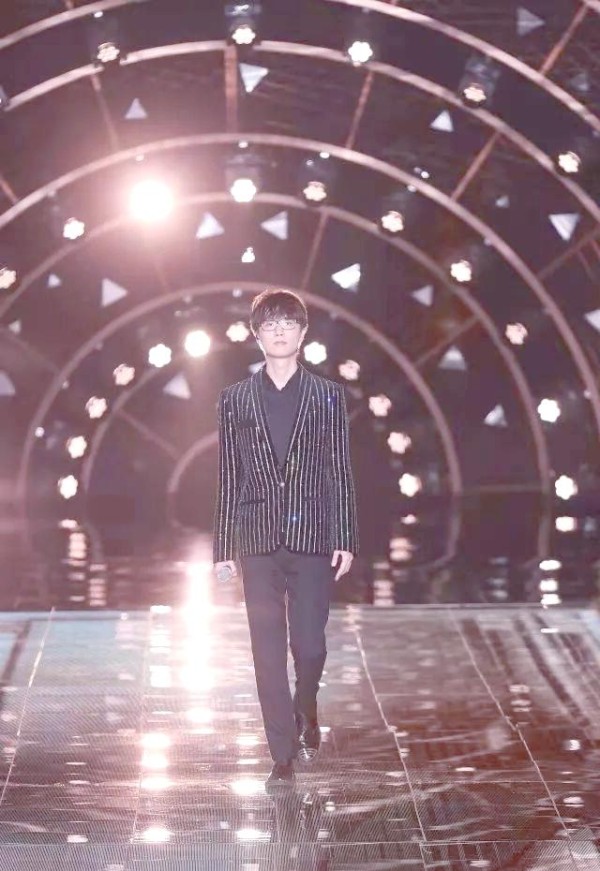 许嵩：互联网时代的音乐传奇与青春共鸣