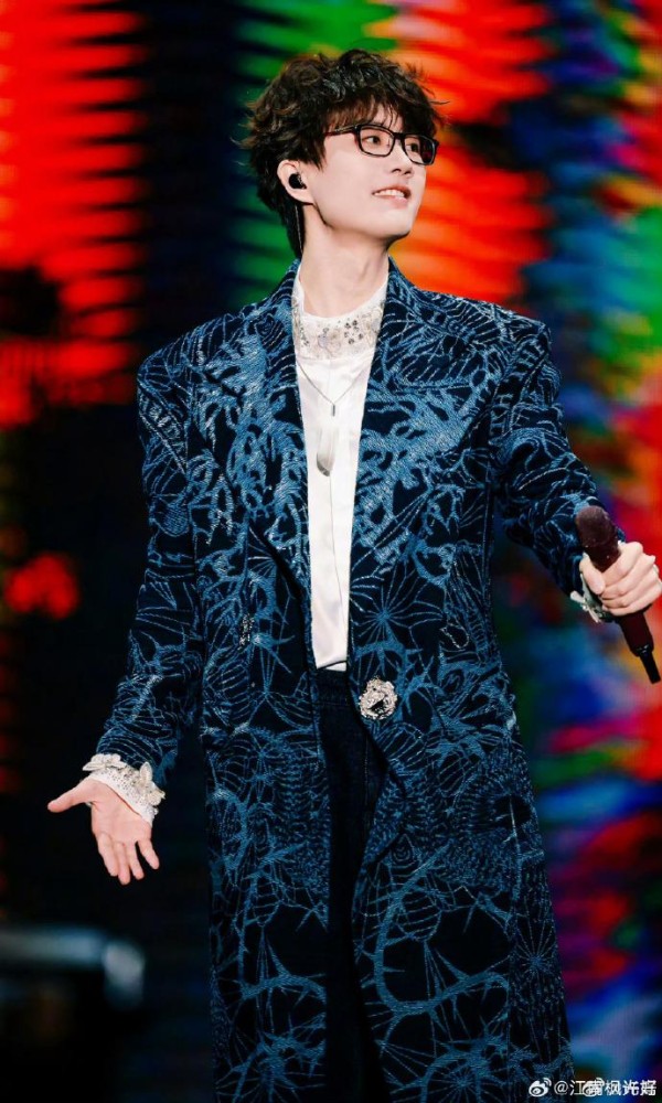 许嵩演唱会神级宠粉!三次喊停导播只为 13 年老粉,这才双向奔赴