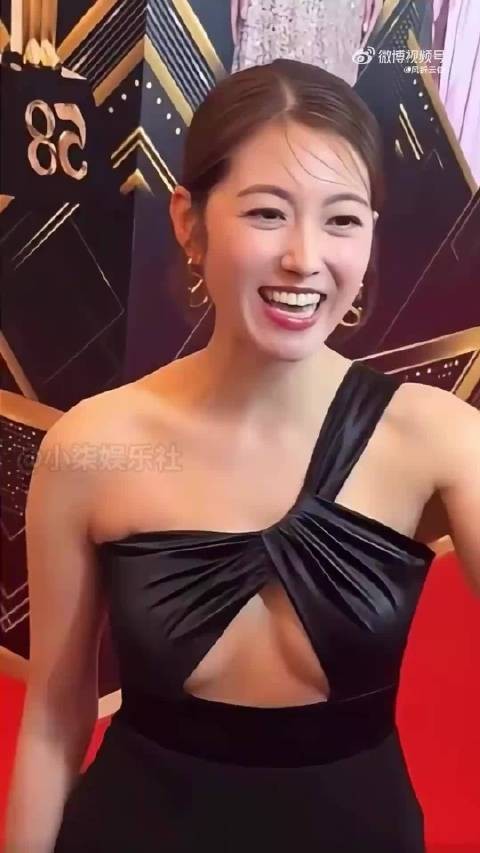 陈自瑶拿了一缕黑色布条,随便缠两圈就来红毯了