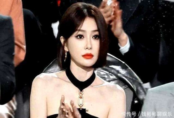 秦岚亮相香港机场被偶遇，素颜状态绝佳，安检时的神态被网友夸翻！