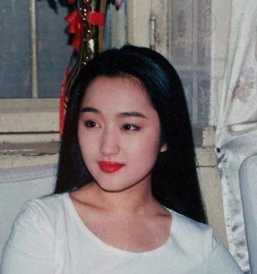 “玉女”杨钰莹的堕落史：从一曲成名到无人问津