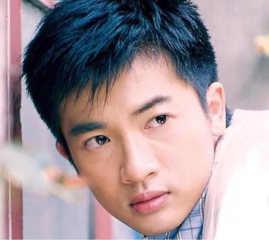 苏有朋身高173，黄晓明身高180，两人同框后，网友傻眼了