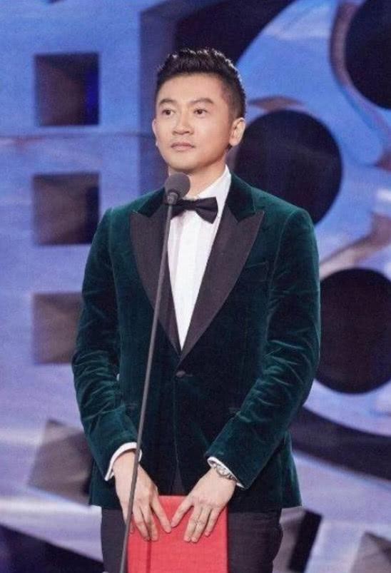 苏有朋身高173，黄晓明身高180，两人同框后，网友傻眼了