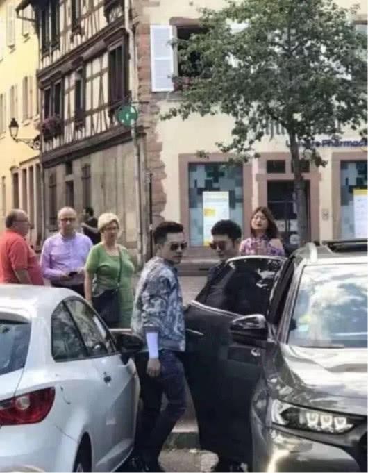 苏有朋身高173，黄晓明身高180，两人同框后，网友傻眼了