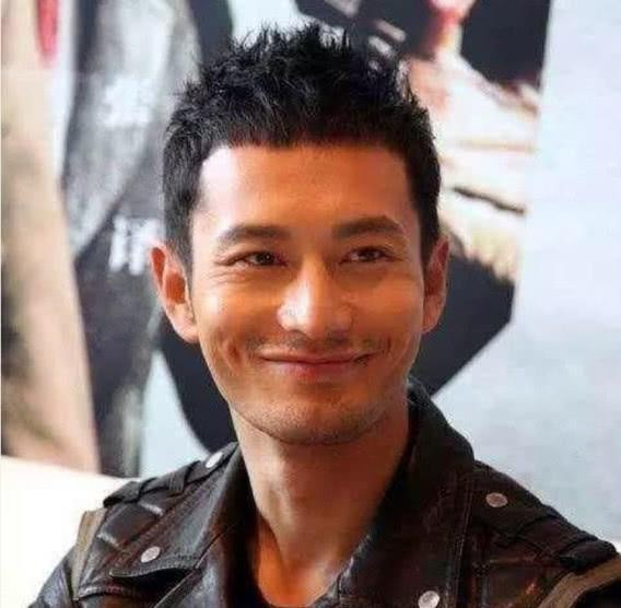 苏有朋身高173，黄晓明身高180，两人同框后，网友傻眼了