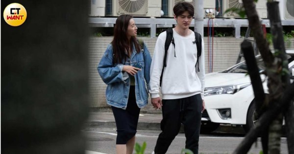 三年前王庭匀也曾在台北市民生社区一带被本刊直击牵着张馨比。（图／本刊摄影组）