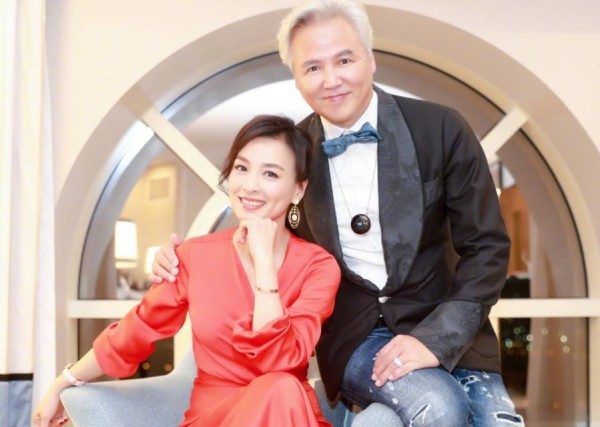 51岁张庭的素颜照被曝光，皮肤状态差一脸倦容，曾直播一晚赚1亿