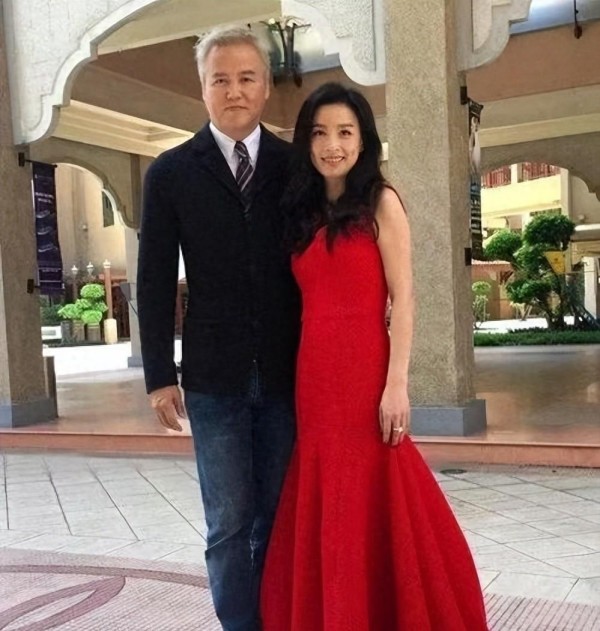 张庭夫妻的荣耀与挫败：从“酒窝女神”到传销丑闻的荒诞人生