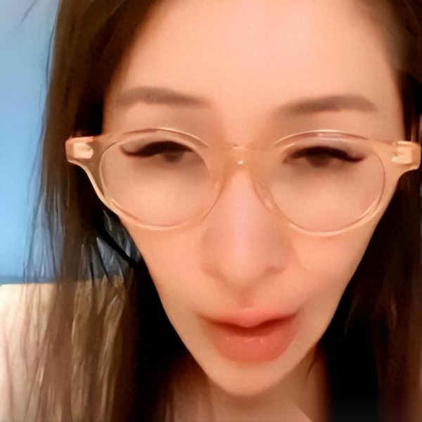 萧亚轩感情风波再成焦点，46岁频繁恋爱引热议，纵欲生活终究付出代价？