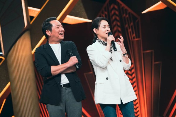 屈中恒（左）、曾宝仪担任评审。（三立提供）