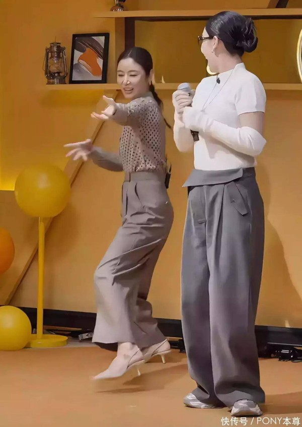 林心如好状态藏不住!穿咖色波点针织衫搭同色系西装裤,大秀舞姿