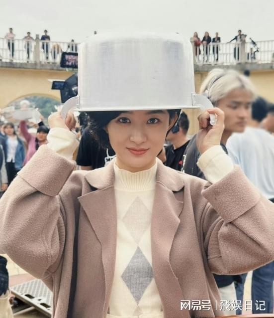 饭盆当帽:赵丽颖的片场搞怪日常