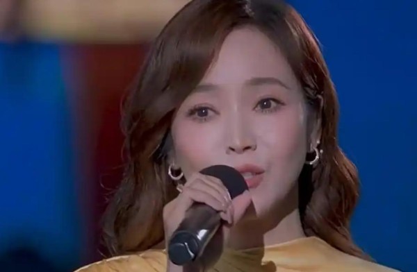 侯佩岑阔别十二载再登总台！秋晚首秀气场全开，立场鲜明获众赞