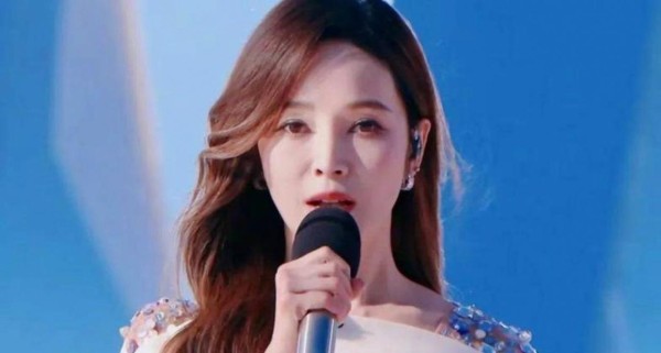 书读了有什么用，46岁的侯佩岑作为知名支持人，依然无法掩盖她深厚的文化底蕴和独特气质引发热议