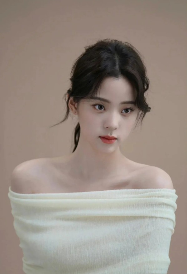 寂小寞知识大会堂：演员欧阳娜娜介绍
欧阳娜娜，2000年6月15日出生于台湾省台北市，祖籍江西省吉安县，是中国台湾的女音乐唱作人、女演员、大提琴演奏者。
 
家庭背景与早年经历
 
出生于艺术世家，父亲欧阳龙是台湾当红小生，后投身从政；母亲傅娟是艺人；姑姑欧阳菲菲是歌坛红人。5岁半开始学习钢琴，6岁学习大提琴，10岁时就被称为天才大提琴手。 
 
音乐成就
 
2011年获得台湾大提琴比赛冠军，以...