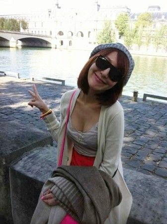 杨谨华低胸游欧洲 素颜被赞似萧亚轩