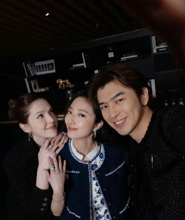 许玮甯怀孕后首露面，小腹平坦无孕味，与桂纶镁陈柏霖同框好开心