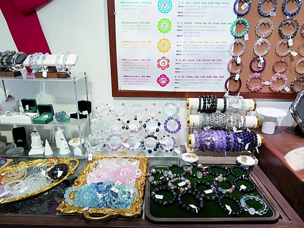 不同颜色的水晶手串