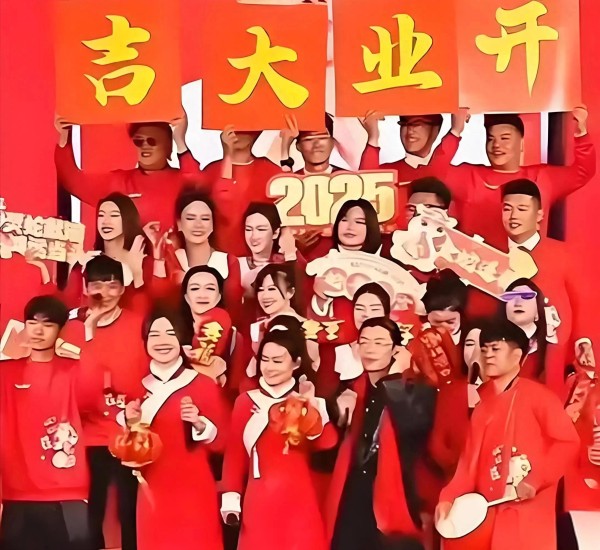 郭有才公司开业剪彩，众多明星网红大咖前来祝贺，现场人山人海