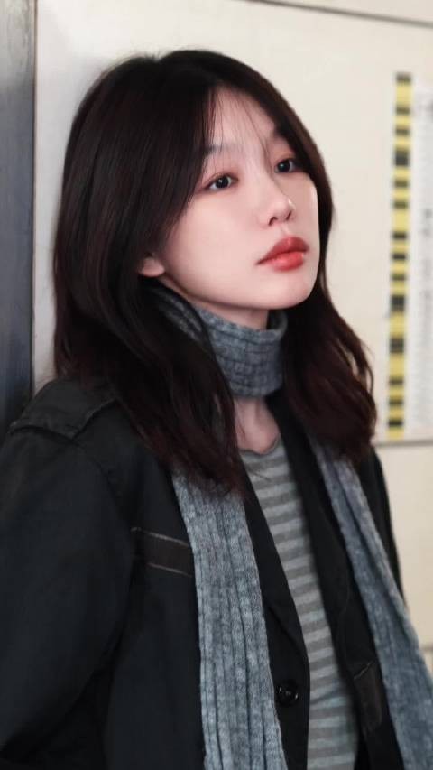 徐梦朴素穿搭演绎青春疼痛感