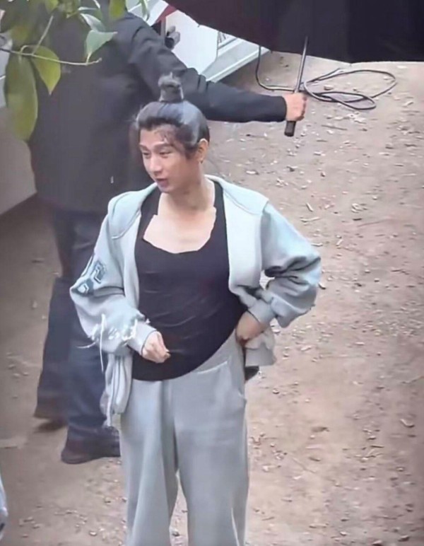 看了成毅的生图,我才明白内娱男明星到底“输”在哪