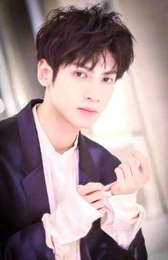 罗云熙:从童年萌芽到耀眼明星的蜕变