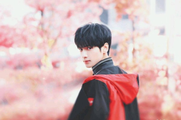 罗云熙行姿优美，演技到位，心态时尚，性格可爱，多才多艺