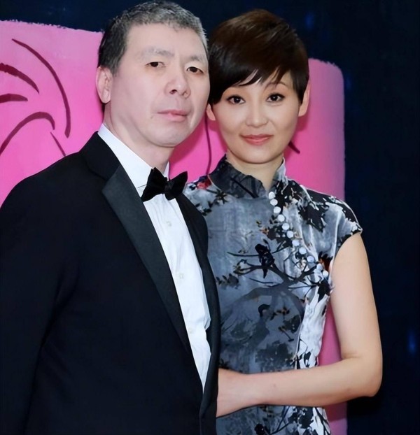 冯小刚清空恩爱动态藏何玄机?明星婚姻背后竟是利益博弈!