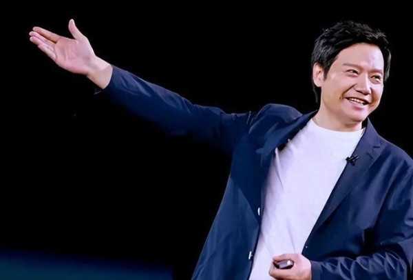 雷军发布会穿衣心机深！合影站C位，衣品碾压车圈大佬凭什么？