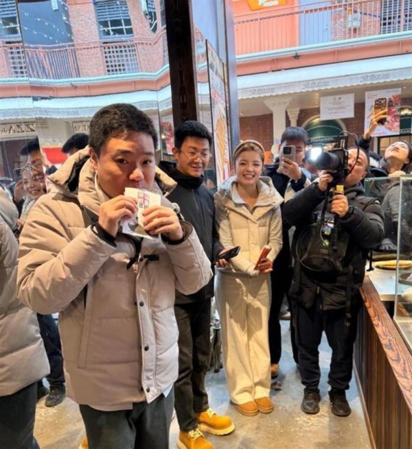 丁俊晖现身成都街头，手抓油饼大口啃着，被指满脸褶子，混的不如赵心童