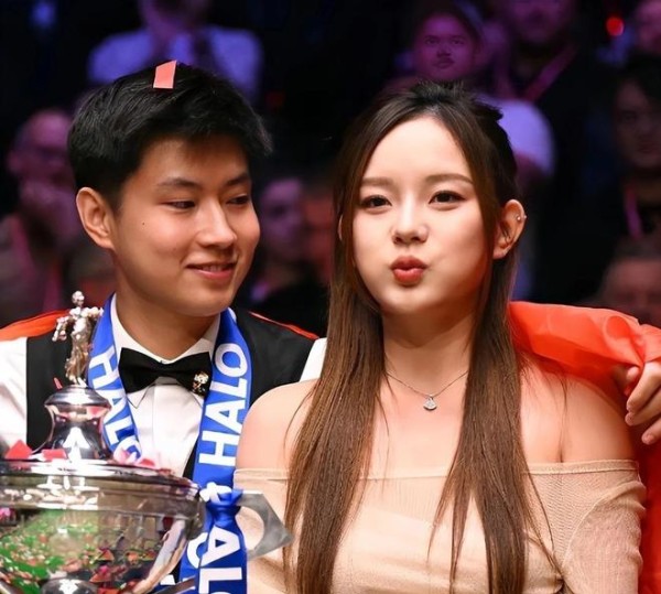 赵心童和女友近照,神似汪小敏,剑桥毕业,禁赛到世界冠军太励志