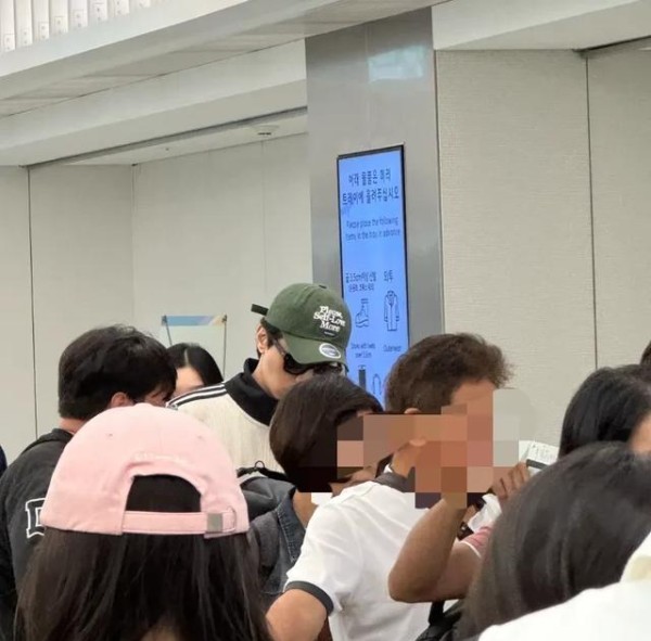 李栋旭机场现身，绿色鸭舌帽吸睛，高挑帅气人群中格外瞩目