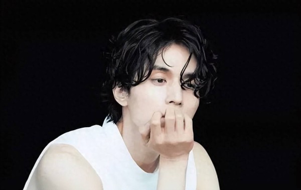 男神自爆恋爱障碍，拍完戏后崩溃逃离想移民。幸亏孔刘拉他一把