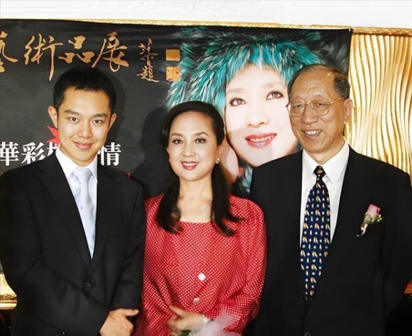 徐敏张金玲的儿子,帅得能直接出道,偏去保时捷上班了!