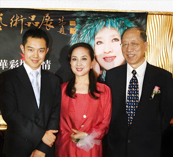 张金玲的儿子是大帅哥，他不当演员可惜了！