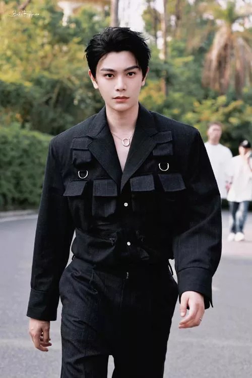 一个傻828：丁禹兮，1995 年 7 月 20 日出生于上海市，中国内地男演员，毕业于上海戏剧学院继续教育学院导演系。
丁禹兮的代表作品还有：

- 《新笑傲江湖》 ：他在剧中饰演大反派东方不败，这一版的东方不败选用男演员的设定较为大胆创新。该剧讲述了令狐冲闯荡江湖的故事。