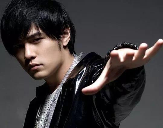 出道即巅峰的歌手,周杰伦、孙燕姿,别忘了还有谢霆锋!