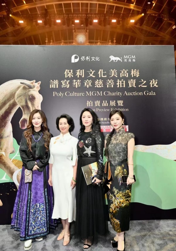 城南旧梦：美高梅之夜：豪门盛宴背后的秘密，何超琼与董明珠的亲密之举，任达华神秘富婆间的微妙关系
澳门美高梅酒店，近日成为焦点中的焦点。一场盛大的慈善拍卖盛宴在此上演，吸引了无数豪门富商的目光。然而，在这场看似光鲜亮丽的晚宴背后，却隐藏着许多不为人知的秘密。
何超琼，作为美高梅酒店的女主人，她的每一次出场都备受瞩目。而这次，她与商界女强人董明珠的亲密互动更是引发了无数猜测。两人手挽手在会场内走动，笑...