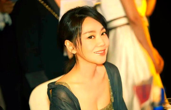 揭秘娱乐圈：明星背后的复杂故事与新鲜动态