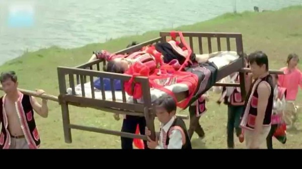 结婚第二天就被抬回娘家,新娘却满脸笑容的睡在床上