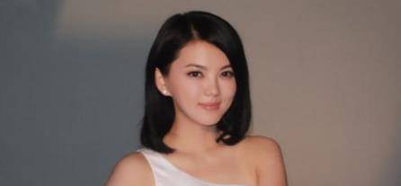 李湘太果断！老公被曝花边新闻后，她选择沉默不语去录制综艺