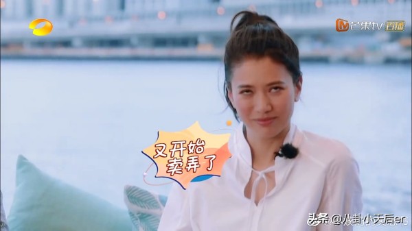 头号明星er：【小天后每日爆料】
1.张智霖给袁咏仪买的包包，总价值都够在香港买套好点的房子了。
2.有些时候花边新闻真的有效果，通过前阵子的绯闻乔欣这次也算是有了热度了，资源各方面都好了很多，她接下来要上一个综艺的飞行，然后还有一部剧已经撕下来了，还是很不错的班底呢，她现在成立了自己的工作室。
3.杨紫在圈里的人缘确实挺好的，每次新剧要播之前都会有很多人帮她宣传。她的热度也算是起来了，资源也比以...