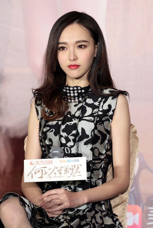 王家卫一句“唐嫣很装”背后：中年女演员的生存困局与破局之道