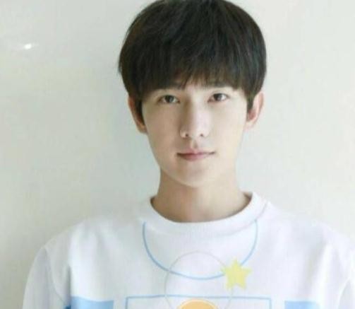 明星是如何被星探发现的？王俊凯在放学路上，吴世勋被追两条街！