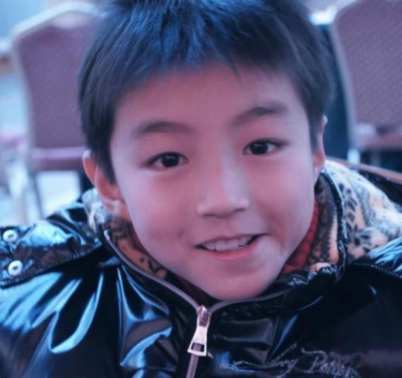 明星是如何被星探发现的？王俊凯在放学路上，吴世勋被追两条街！