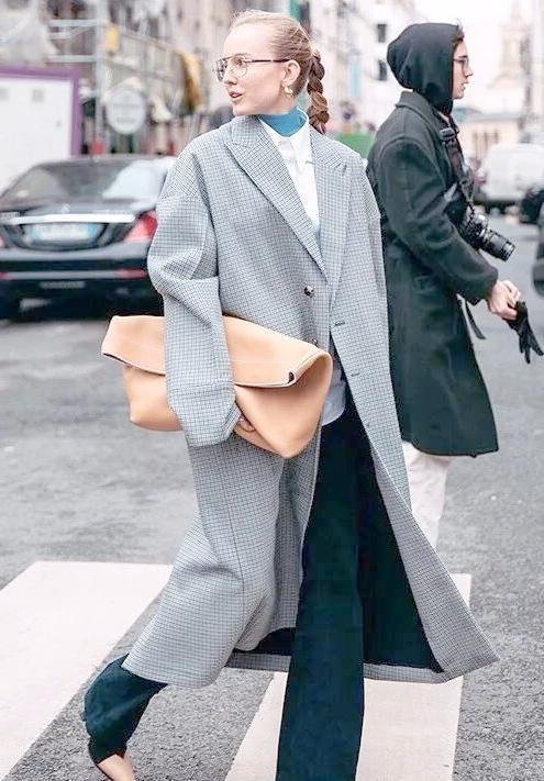 秋季高领打底衫的时尚穿搭指南与名人灵感