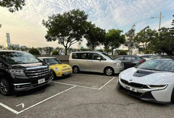 容祖儿的宝马仅3个缸，售价253万，车牌很有辨识度-有驾