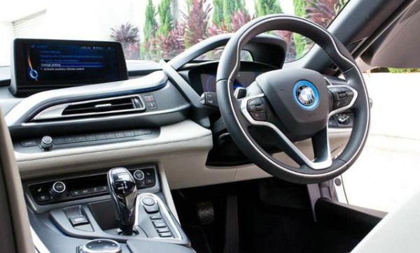 容祖儿的宝马仅3个缸，售价253万，车牌很有辨识度-有驾