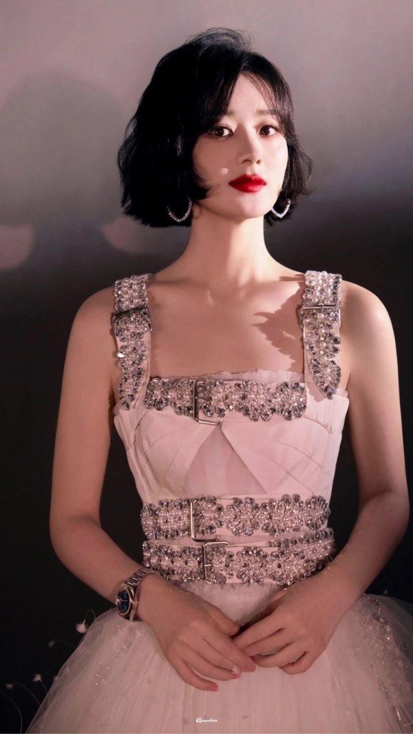 赵丽颖穿搭教科书！钻饰柔纱裙的 “性感高级感”，普通人也能学